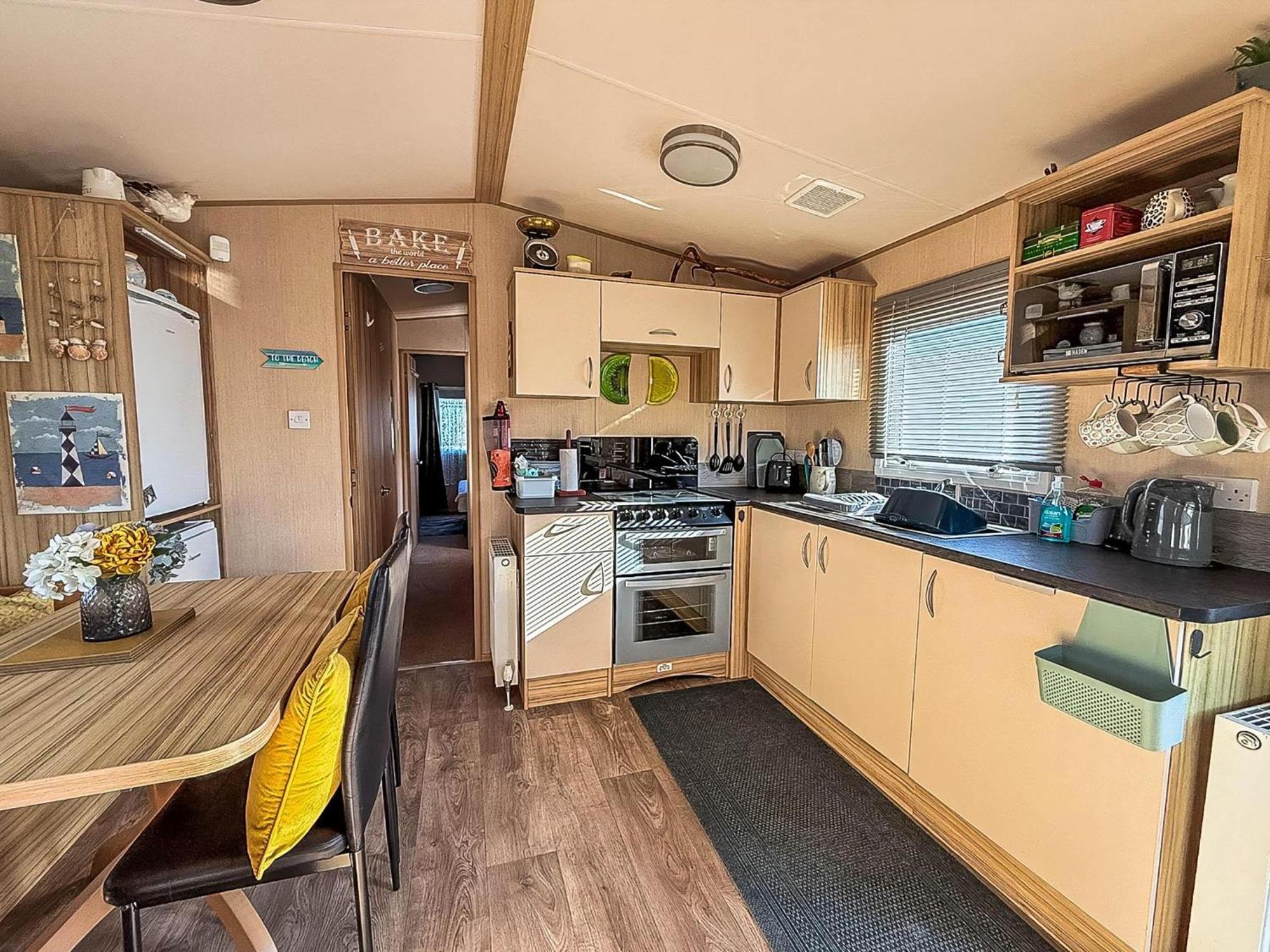 Lovely 6 Berth Caravan With Decking To The Side In Heacham Ref 21040E Exterior foto