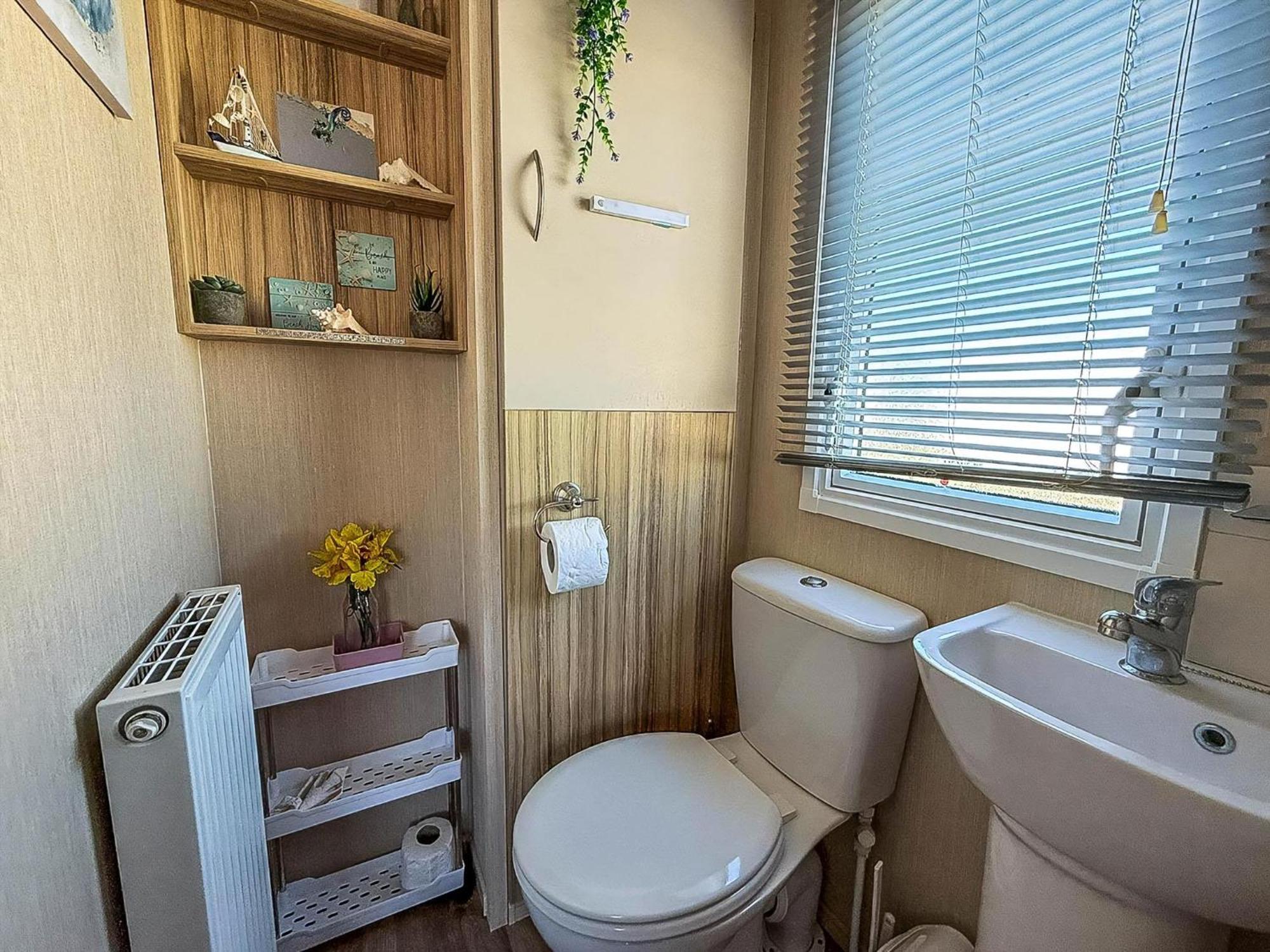 Lovely 6 Berth Caravan With Decking To The Side In Heacham Ref 21040E Exterior foto