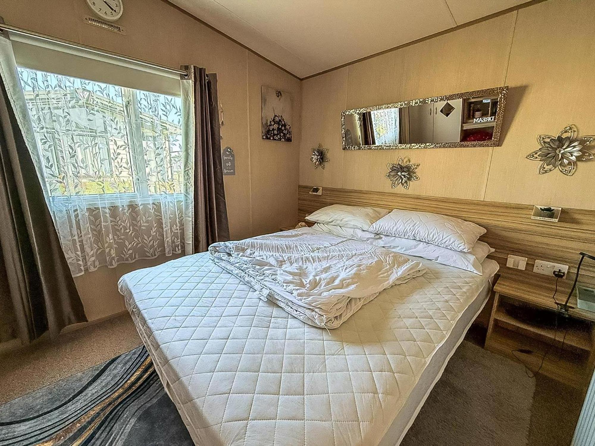 Lovely 6 Berth Caravan With Decking To The Side In Heacham Ref 21040E Exterior foto