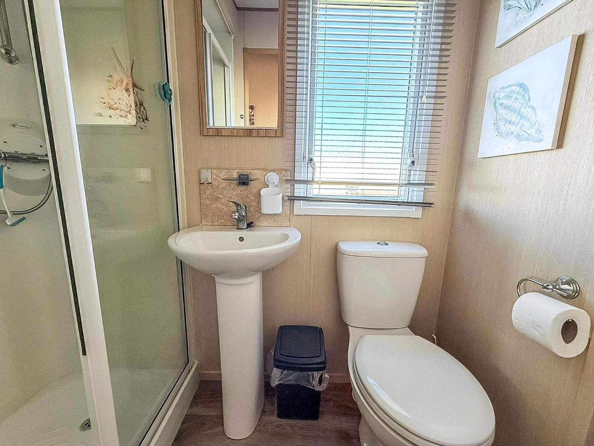 Lovely 6 Berth Caravan With Decking To The Side In Heacham Ref 21040E Exterior foto