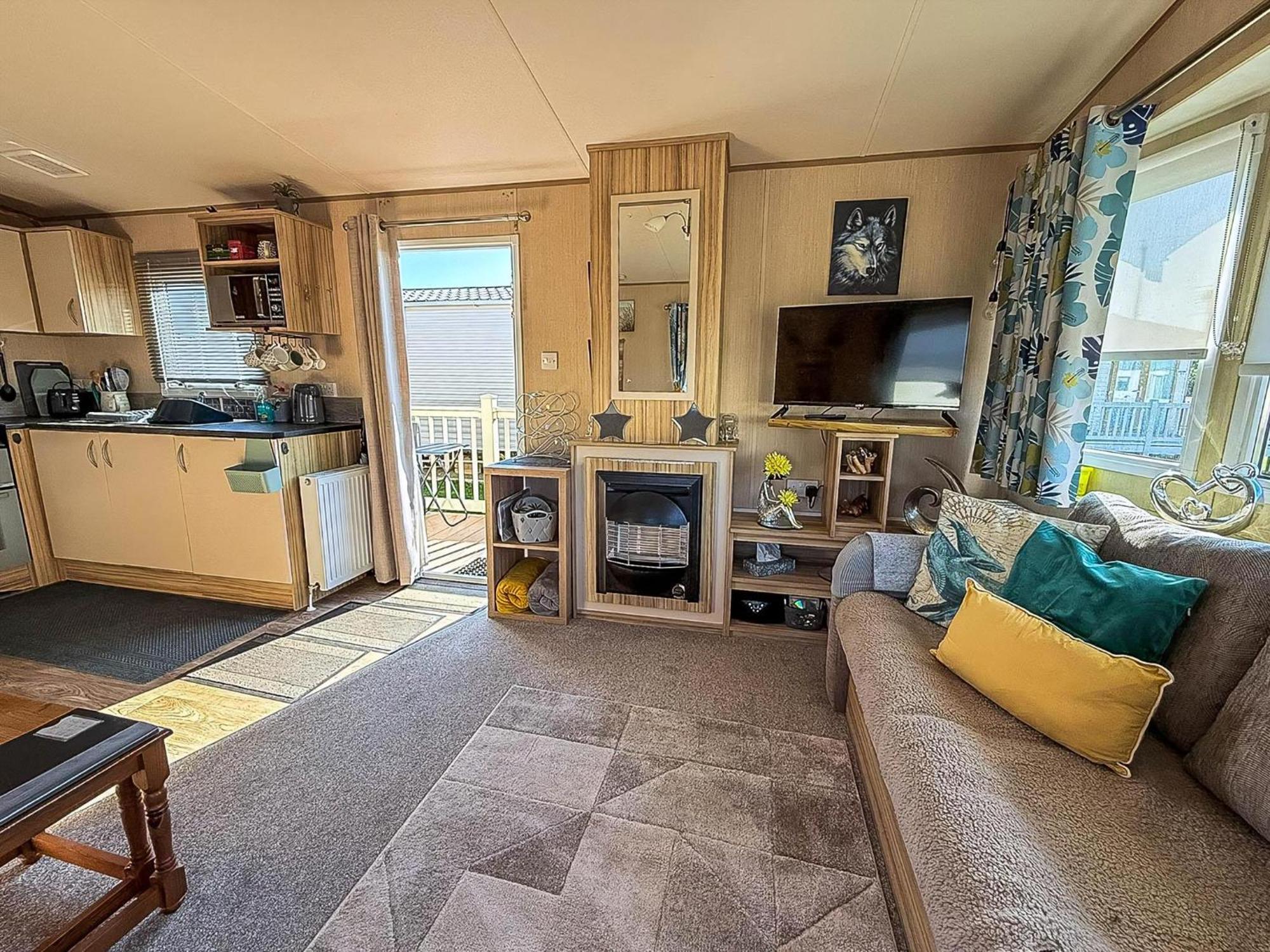 Lovely 6 Berth Caravan With Decking To The Side In Heacham Ref 21040E Exterior foto